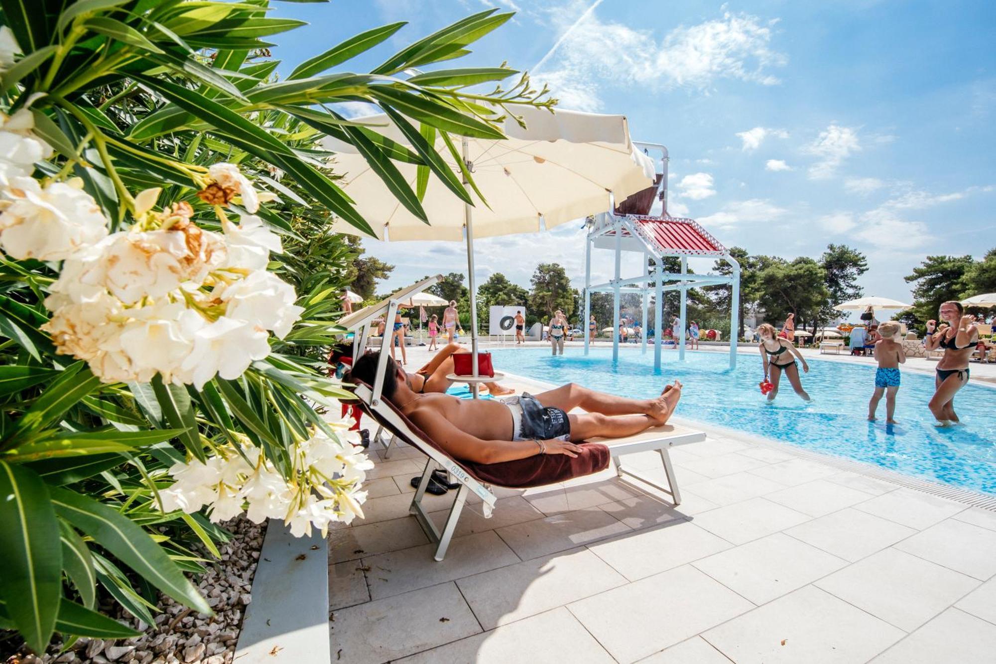 Zaton Holiday Resort Glamping Tents Hoek van Holland Ngoại thất bức ảnh